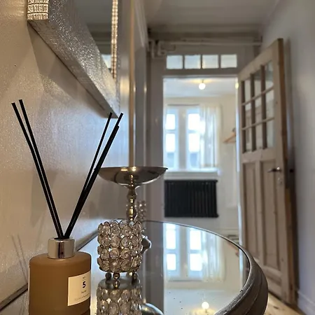 Urban Escape 2-bedroom Haven With Private Entrance *